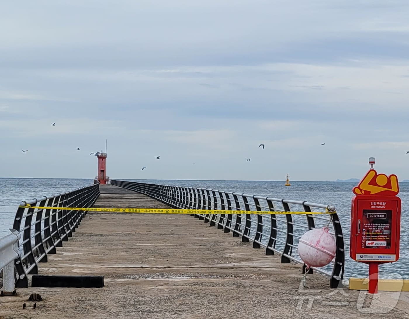 부안해양경찰서는 강풍 등 기상악화가 예상됨에 따라 25일부터 방파제 등 위험구역 출입을 통제하고 있다(부안해경 제공)2025.1.25/뉴스1