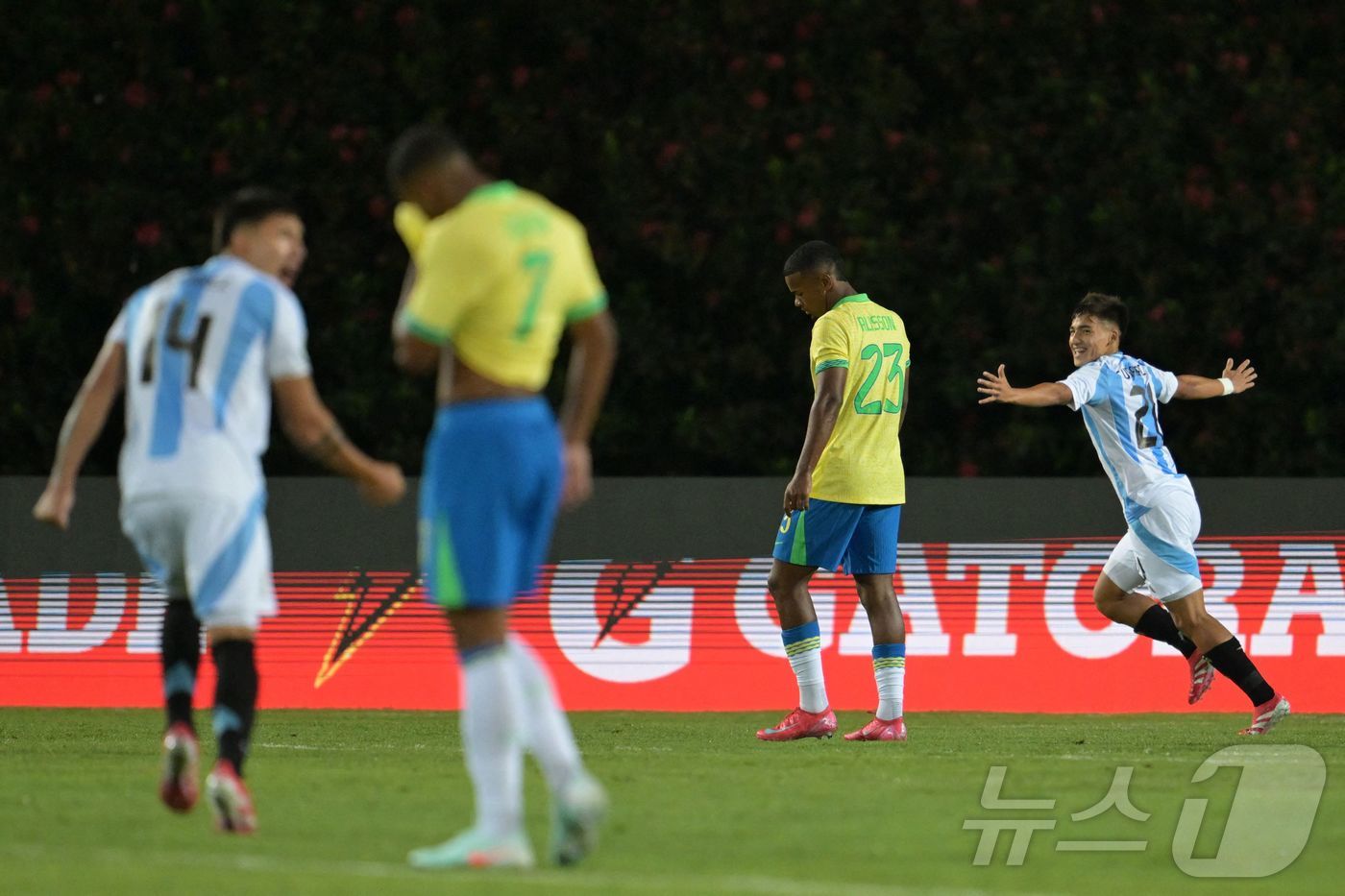 아르헨티나가 25일(한국시간) 열린 2025 남미 20세 이하 축구선수권대회 첫 경기에서 브라질에 6-0으로 크게 이겼다. ⓒ AFP=뉴스1
