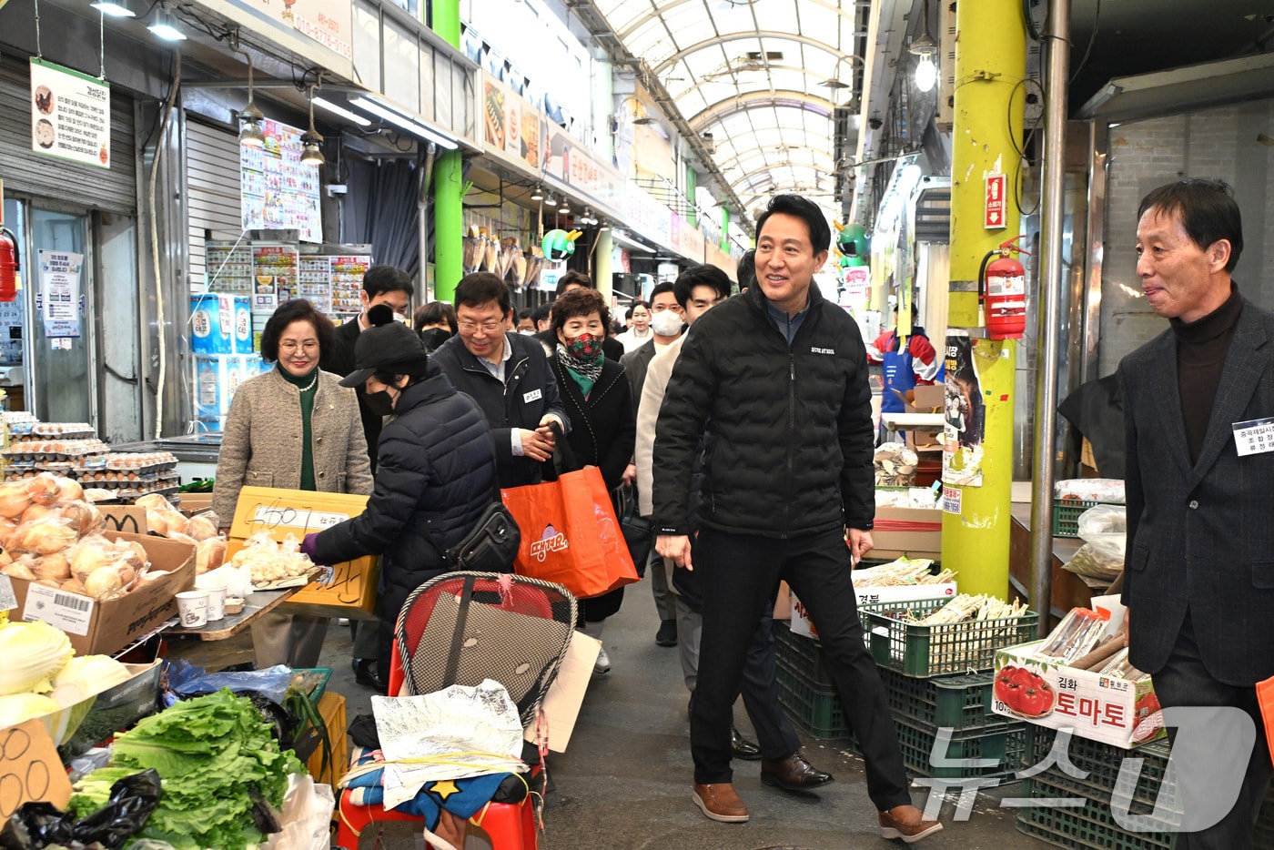 오세훈 서울시장이 서울 중곡제일골목시장을 방문해 민생 물가를 점검하고 있다. (서울시 제공) 2025.1.25 ⓒ 뉴스1