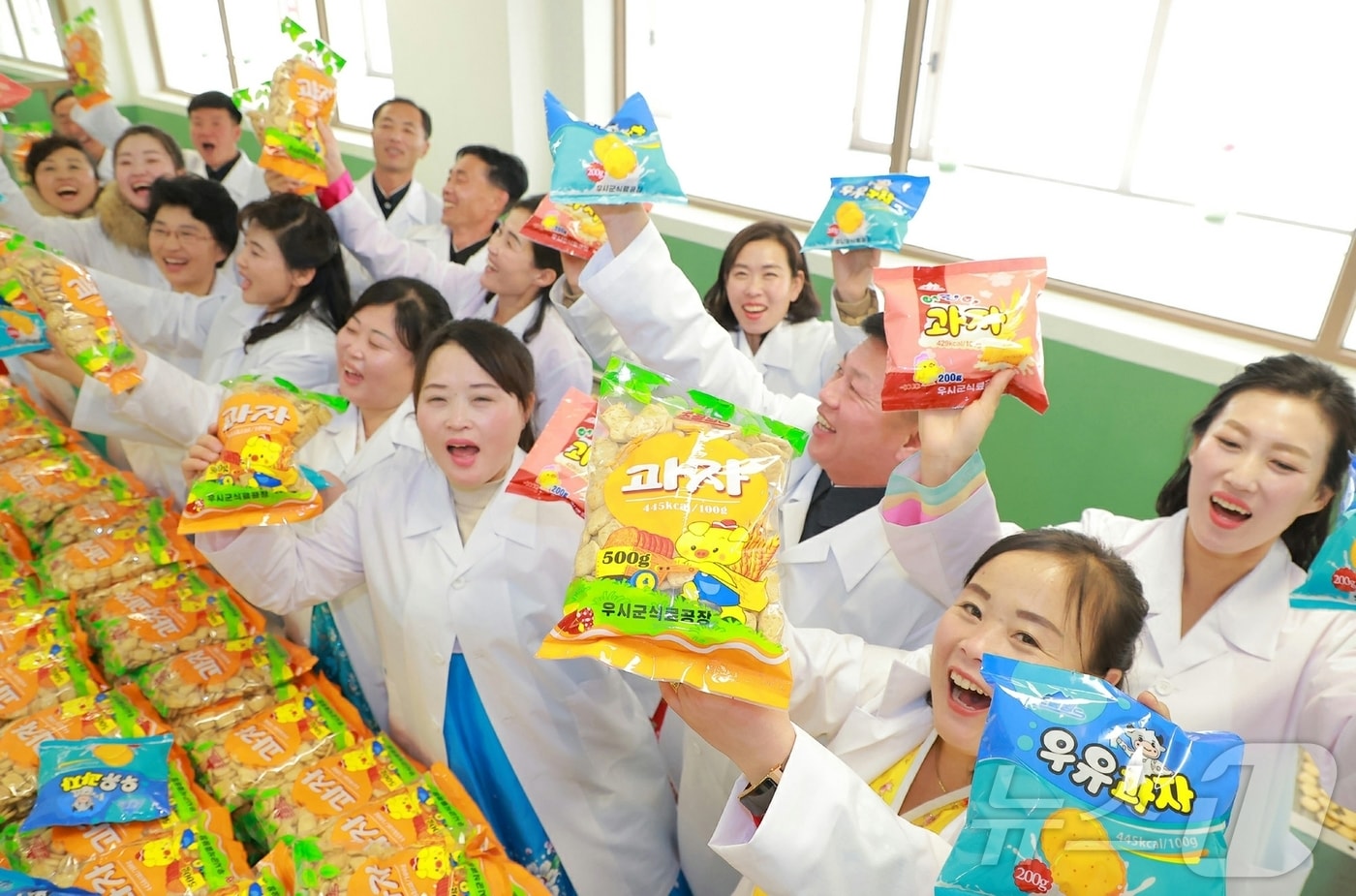 (평양 노동신문=뉴스1) = 북한 노동당 기관지 노동신문은 26일 "자강도 우시군 지방공업공장 준공식이 온 군, 온 도의 경사로 진행됐다＂면서 ＂두메산간에도 사회주의 이상을 꽃피워준 당의 은덕＂이라고 선전했다. [국내에서만 사용가능. 재배포 금지. DB 금지. For Use Only in the Republic of Korea. Redistribution Prohibited] rodongphoto@news1.kr