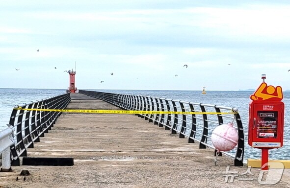부안해경이 강풍 등 기상악화가 예상됨에 따라 지난 25일부터 방파제 등 위험구역 출입을 통제하고 있다(부안해경 제공)/뉴스1