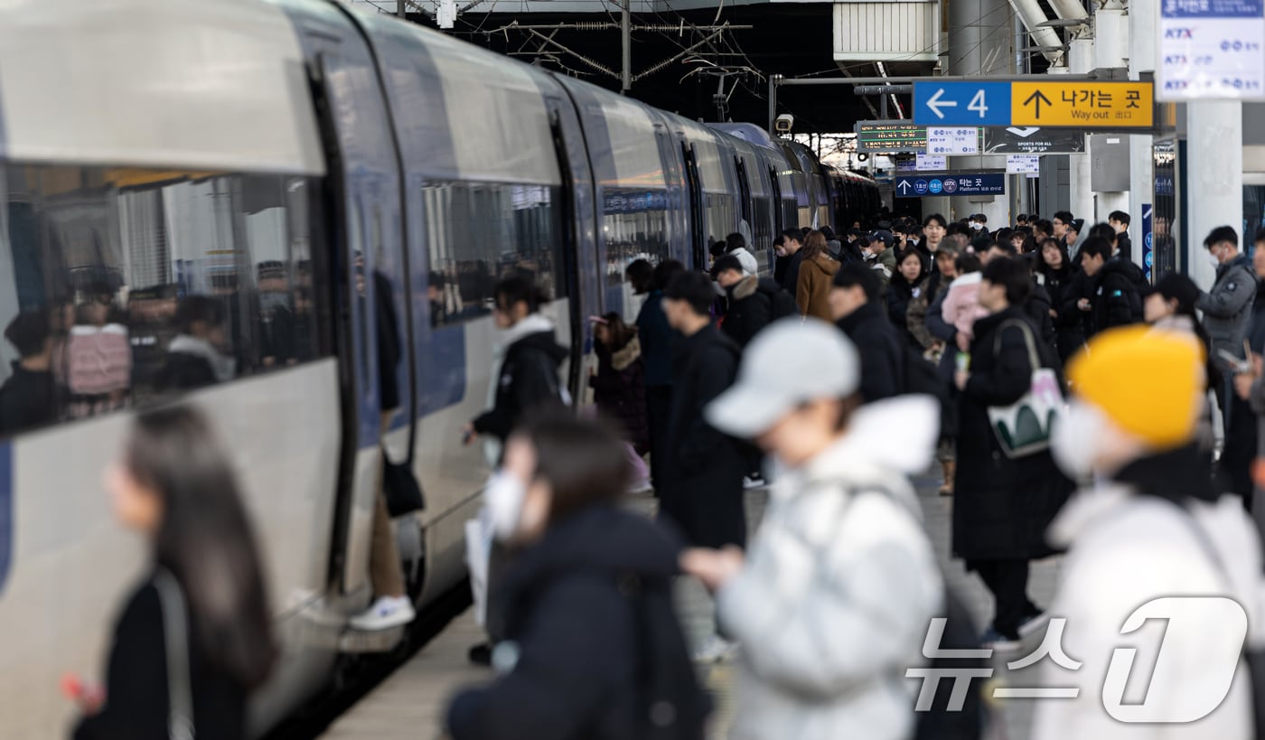 설 명절을 앞둔 26일 오전 서울 용산구 서울역에서 귀성객들이 열차에 탑승하고 있다. 2025.1.26/뉴스1 ⓒ News1 이승배 기자