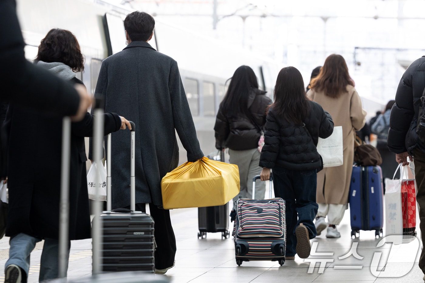 부모님 마사지기부터 K-뷰티 디바이스까지...연령별 설 선물은 - 뉴스 썸네일 이미지