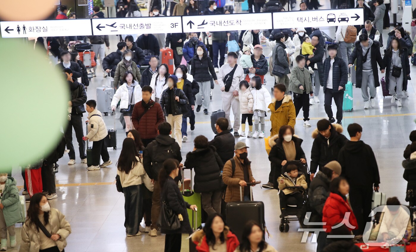 설 연휴 둘째 날인 26일 오후 제주국제공항 국내선 도착장이 귀성객과 관광객들로 붐비고 있다. 2025.1.26/뉴스1 ⓒ News1 오현지 기자