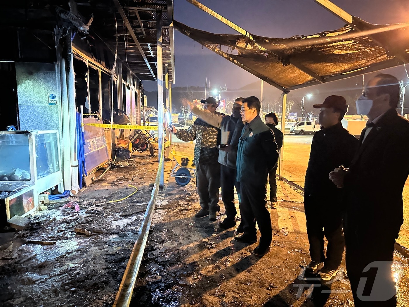 부안군이 격포항 수산시장 화재로 피해를 본 상인들을 위해 긴급 재해위로금 300만원을 지급했다. 권익현 부안군수가 화재 피해 상가를 방문해 피해 상황을 듣고 있다.(부안군 제공)2025.1.26/뉴스1