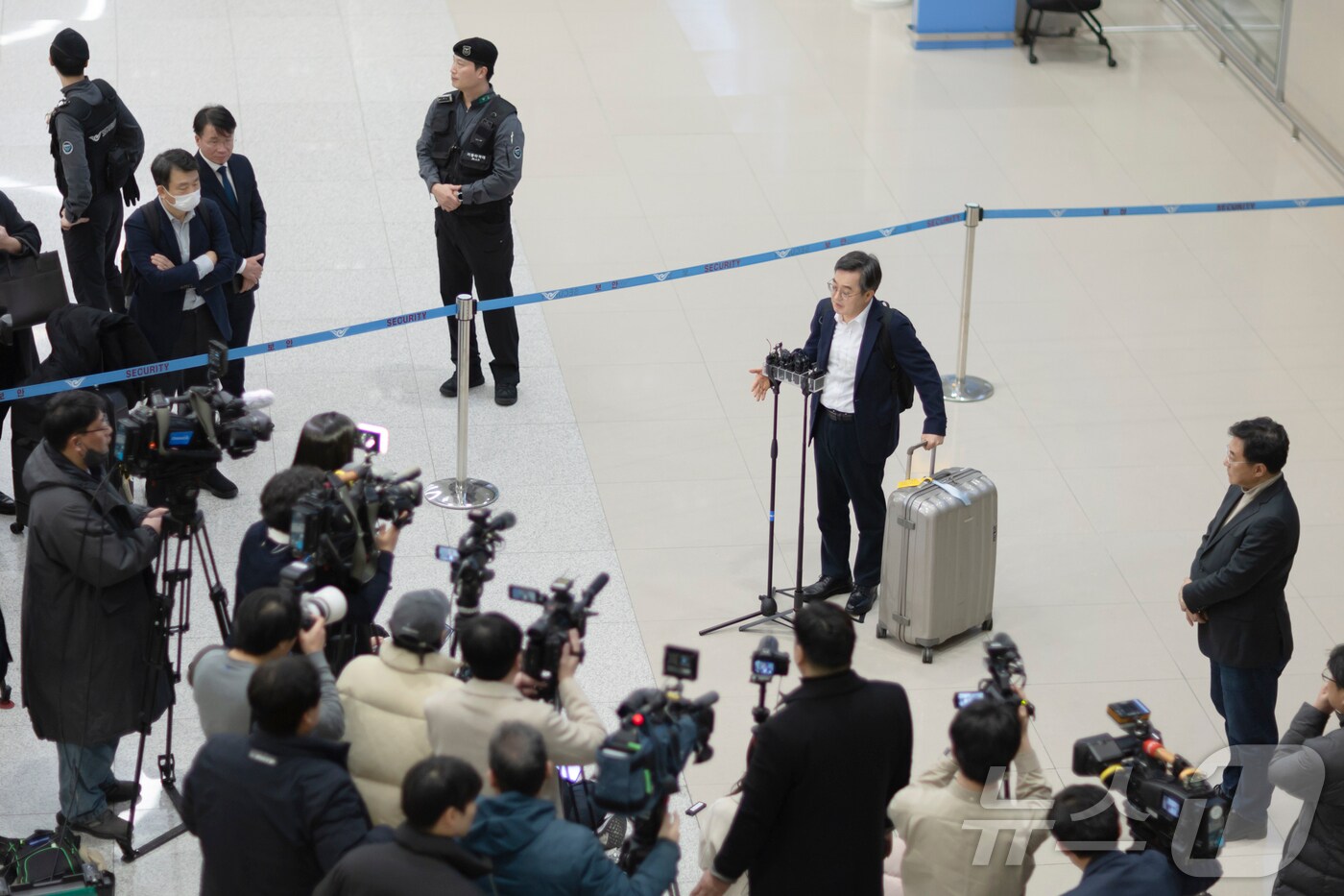 24일 오후 김동연 경기도지사가 인천국제공항에서 다보스포럼 관련 브리핑을 하고 있다.(경기도 제공)