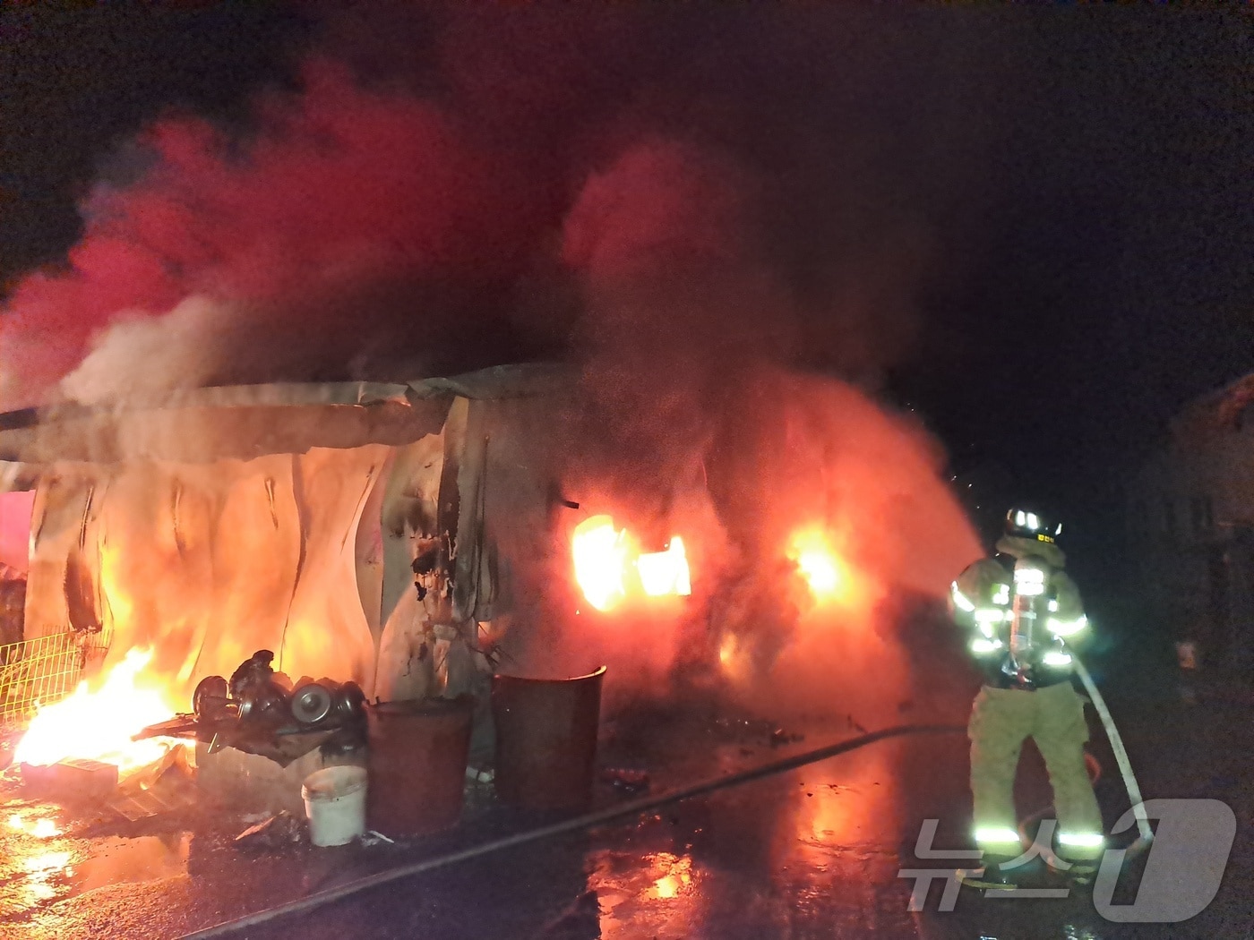 27일 새벽 전북 순창군 적성면의 한 돈사에서 불이 난 가운데 소방관들이 화재 진압을 하고 있다.(전북자치도소방본부 제공)/뉴스1 