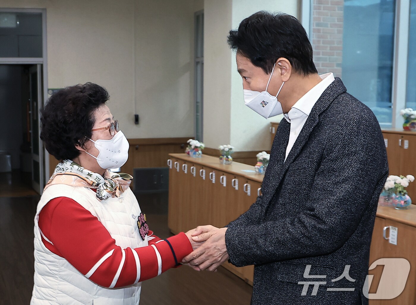 오세훈 서울시장이 설 명절 연휴 사흘째인 27일 오전 서울 성동구 시립동부데이케어센터를 방문, 매일 온다는 자원봉사자를 격려하고 있다. 2025.1.27/뉴스1 ⓒ News1 박정호 기자