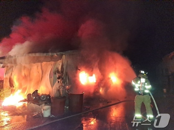 27일 새벽 전북 순창군 적성면의 한 돈사에서 불이 난 가운데 소방관들이 화재 진압을 하고 있다.(전북자치도소방본부 제공)/뉴스1