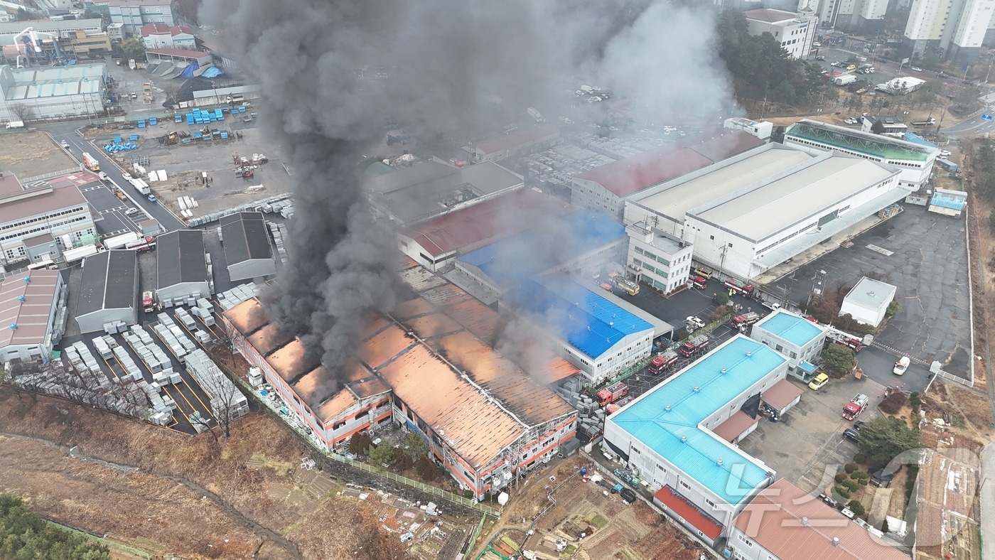 27일 오전 경남 김해시 진영읍 한 냉장고 부품 공장에서 불이 나 소방당국이 진화작업을 벌이고 있다. (경남소방본부 제공)