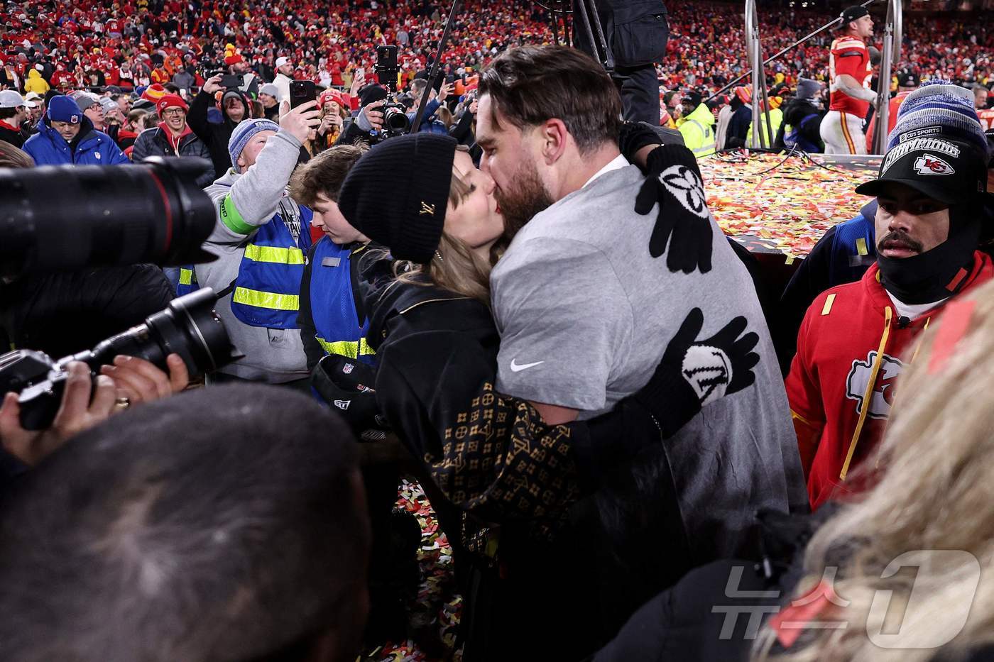 NFL 캔자스시티가 27일(한국시간) 버펄로 빌스를 꺾고 슈퍼볼에 3년 연속 올랐다. 캔자스시티의 타이트 엔드 트래비스 켈시와 그의 연인 테일러 스위프트가 입맞춤을 하고 있다. ⓒ AFP=뉴스1