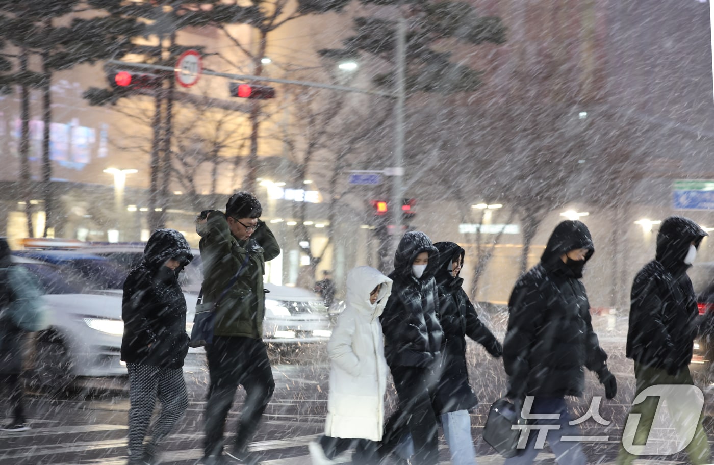 설 명절을 앞두고 대설특보가 발효된 27일 오후 광주 서구 신세계백화점 사거리에 시민들이 눈을 맞으며 발걸음을 재촉하고 있다. 2025.1.27/뉴스1 ⓒ News1 김태성 기자