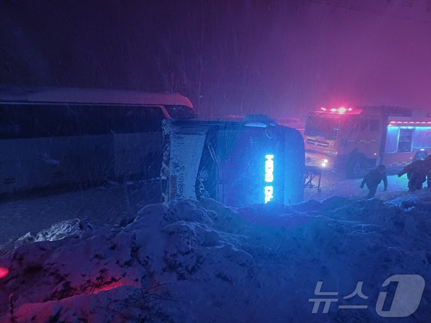  서산 지곡면 통근버스 사고 현장. (서산소방서 제공) / 뉴스1