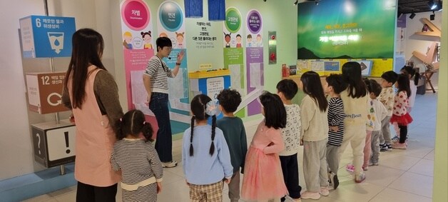 다문화교육 전시체험관 관람투어.&#40;충북국제교육원 제공&#41;/뉴스1