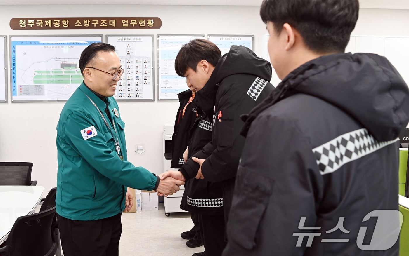 이한경 행정안전부 재난안전관리본부장이 소방대원들을 격려하고 있다. (행안부 제공)2025.1.28/뉴스1