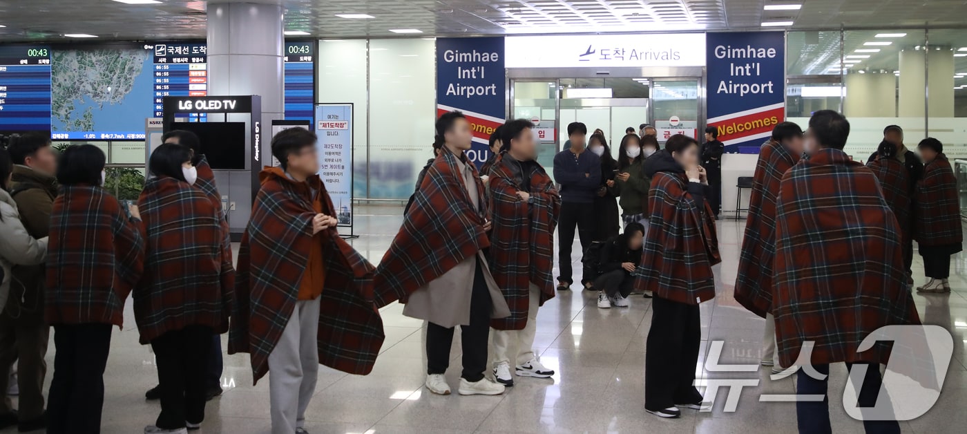 부산 강서구 대저동 김해공항에서 홍콩행 에어부산 항공기에서 화재가 발생한 가운데 사고 항공기에서 탈출한 승객들이 공항을 빠져나오고 있다. 2025.1.29/뉴스1 ⓒ News1 윤일지 기자