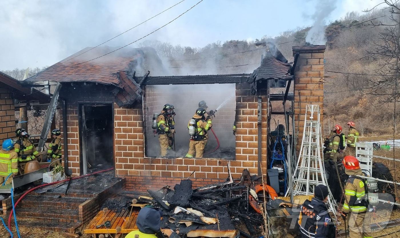 28일 오후 1시쯤 경북 안동시 예안면 도목리 단독주택에서 불이나 소방당국이 화재를 진압하고 있다(2025.1.29/뉴스1