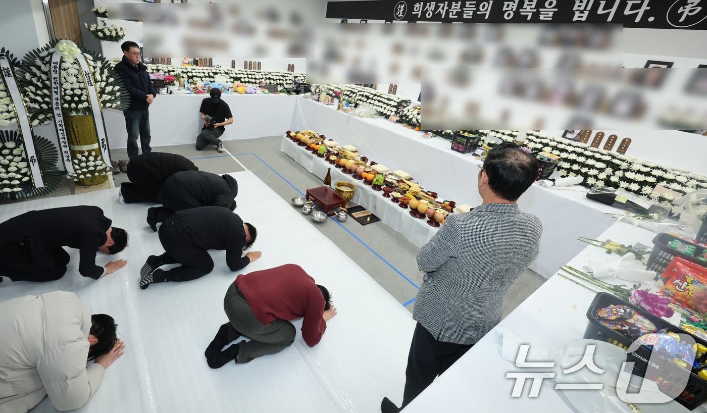 설날인 29일 오전12·29 제주항공 여객기 참사 유가족들이 전남 무항공항 분향소에서 설 합동 차례를 지내고 있다. 2025.1.29/뉴스1 ⓒ News1 김태성 기자