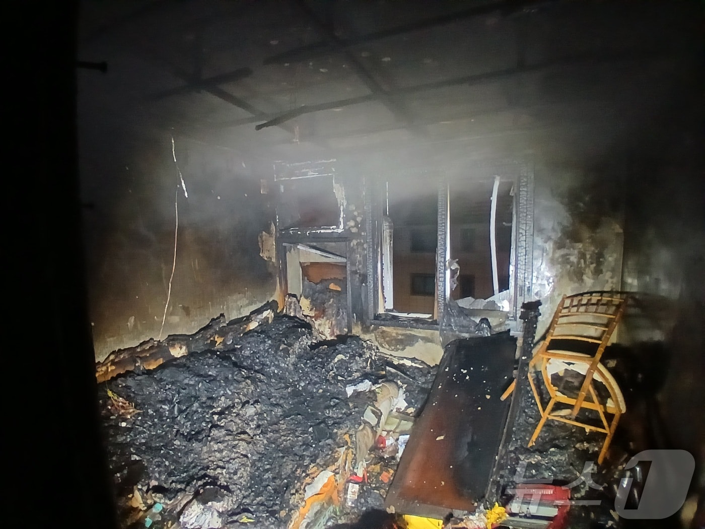 설을 하루 앞둔 28일 오후 11시쯤 대구 중구 교동의 한 여관에서 불이 나 70대 남성 1명이 숨지고 투숙객 등 12명이 대피했다.(대구소방본부 제공)