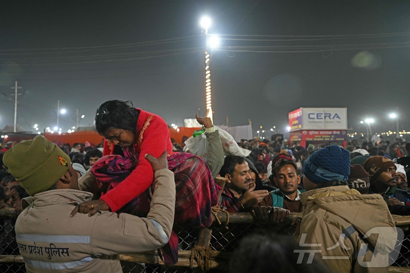 인도 프라야그라즈에 28일&#40;현지시간&#41; 힌두교 축제 쿰브 멜라 도중 압사사고가 발생해 최소 15명이 사망했다. ⓒ AFP=뉴스1
