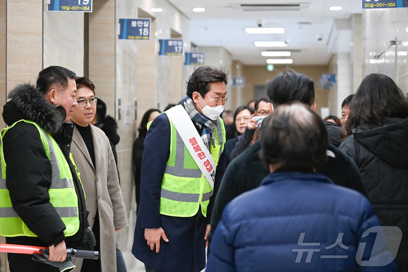 강원 원주추모공원 봉안당을 찾은 원강수 원주시장.(원주시 제공)