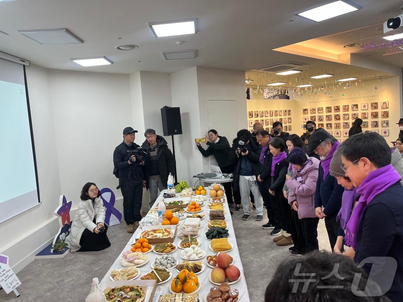 서울 종로구 적선동 &#39;별들의 집&#39;에 모인 10·29 이태원참사 유가족들이 차례상을 준비한 뒤 묵념하고 있다.ⓒ 뉴스1 김종훈 기자