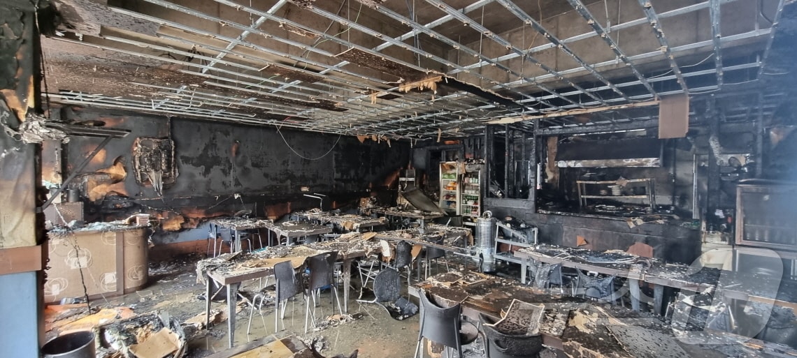  29일 오전 7시 2분께 충남 서산 대산읍 독곶리의 한 음식점에서 불이나 2시간 15분만에 진화됐다.(서산소방서 제공)  / 뉴스 1