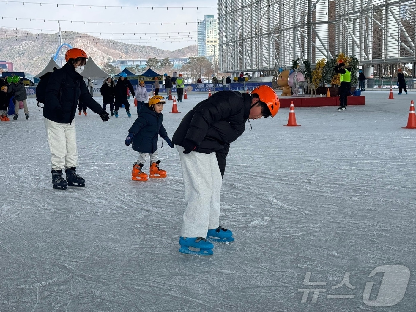 29일 대전 유성구 대전엑스포시민광장 야외스케이트장에서 나들이 나온 시민들이 겨울을 즐기고 있다. 2024. 1. 29. 뉴스1 ⓒ News1 양상인 기자