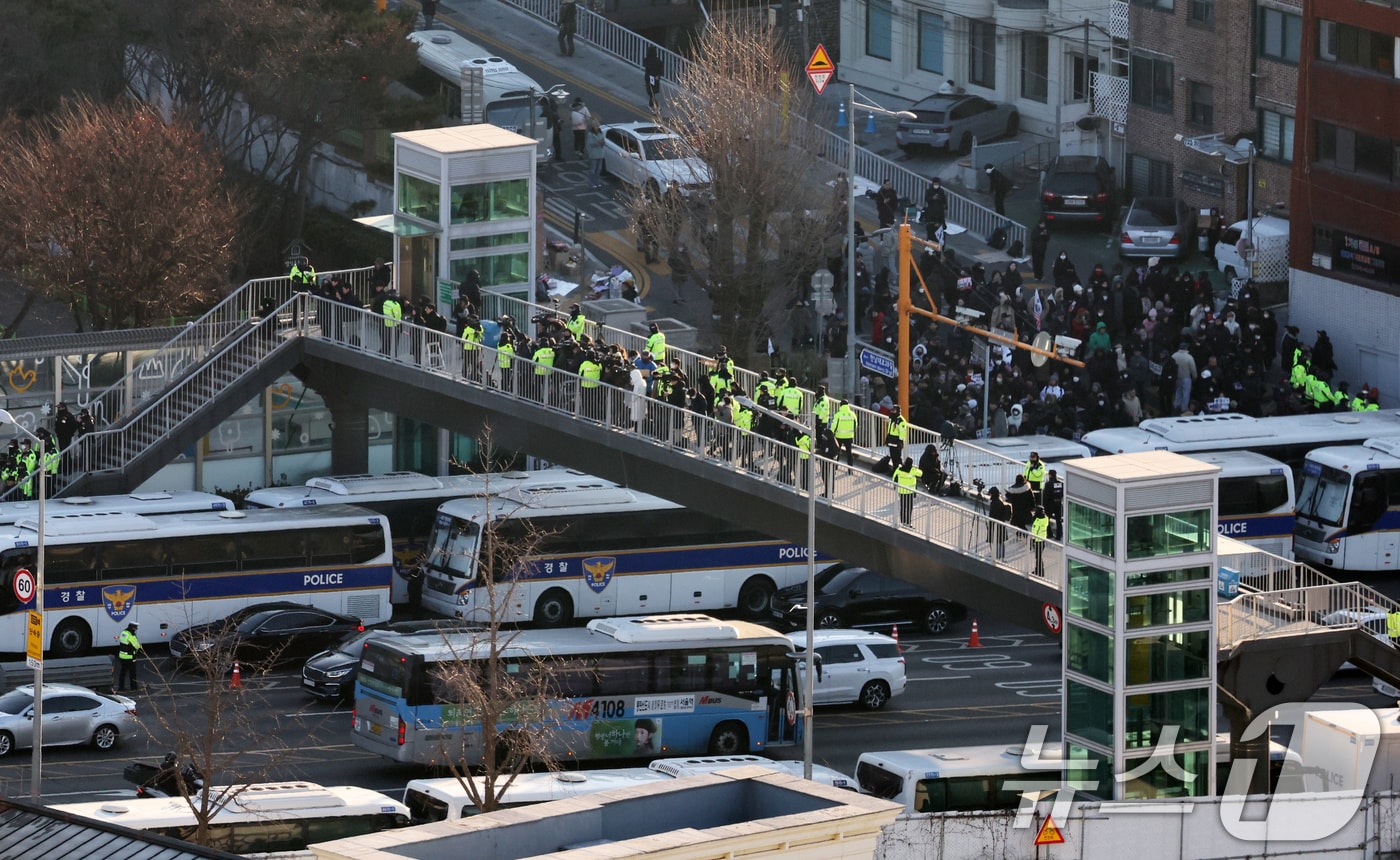 윤석열 대통령에 대한 체포영장 집행에 나선 고위공직자범죄수사처가 3일 서울 용산구 한남동 대통령 관저에 진입한 가운데 경찰들이 관저 입구를 통제하고 있다. 2025.1.3/뉴스1 ⓒ News1 송원영 기자