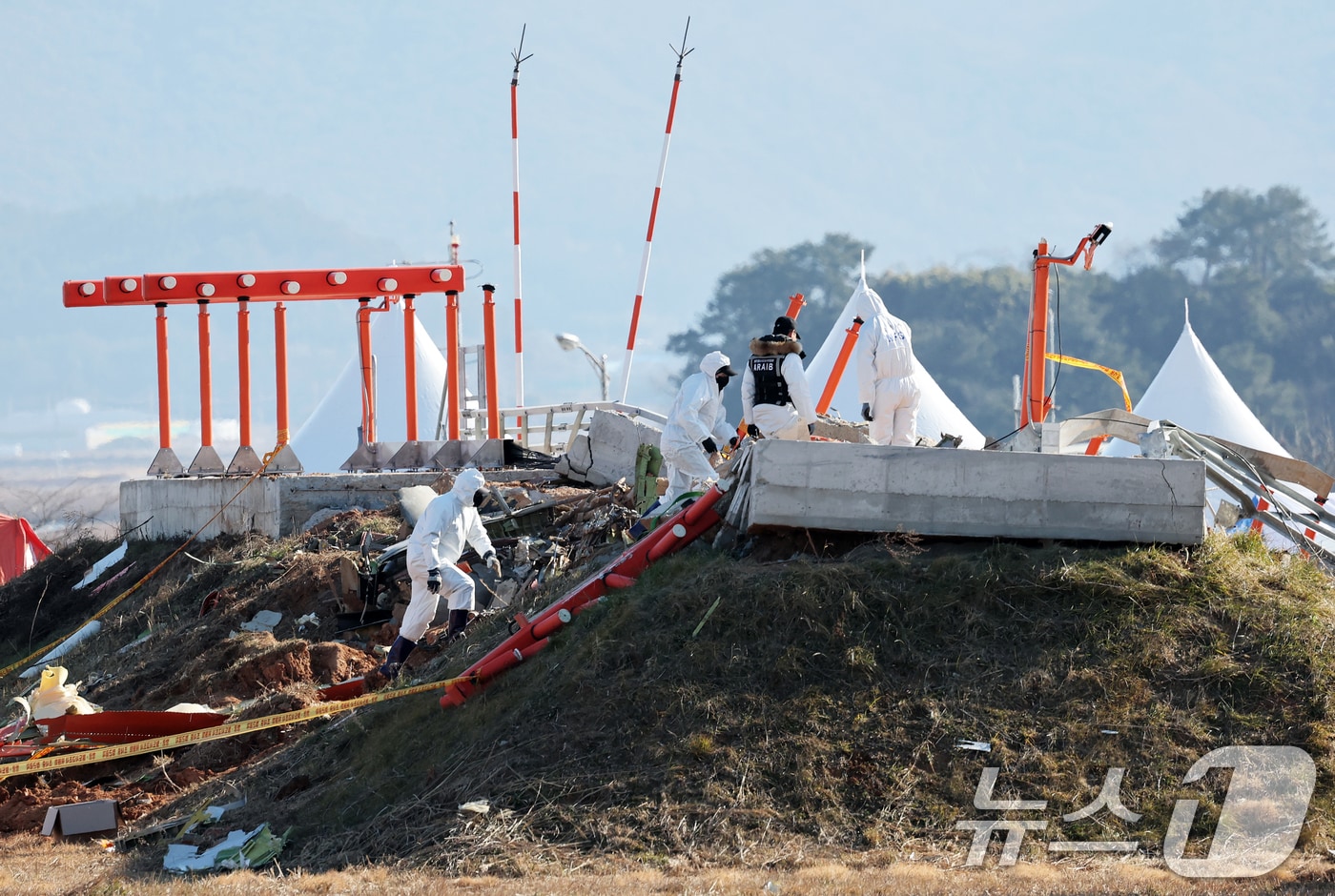 제주항공 여객기 참사 엿새째인 3일 오전 전남 무안국제공항 참사 현장에서 항공·철도사고 조사위원회&#40;ARAIB&#41; 관계자들이 로컬라이저&#40;방위각시설&#41; 둔덕을 조사하고 있다. 2025.1.3/뉴스1 ⓒ News1 오대일 기자