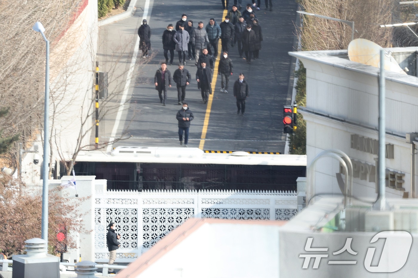 고위공직자범죄수사처&#40;공수처&#41; 수사관들이 윤석열 대통령 체포영장 집행에 나선 3일 오후 서울 용산구 한남동 대통령 관저에서 철수하고 있다. 2025.1.3/뉴스1 ⓒ News1 신웅수 기자