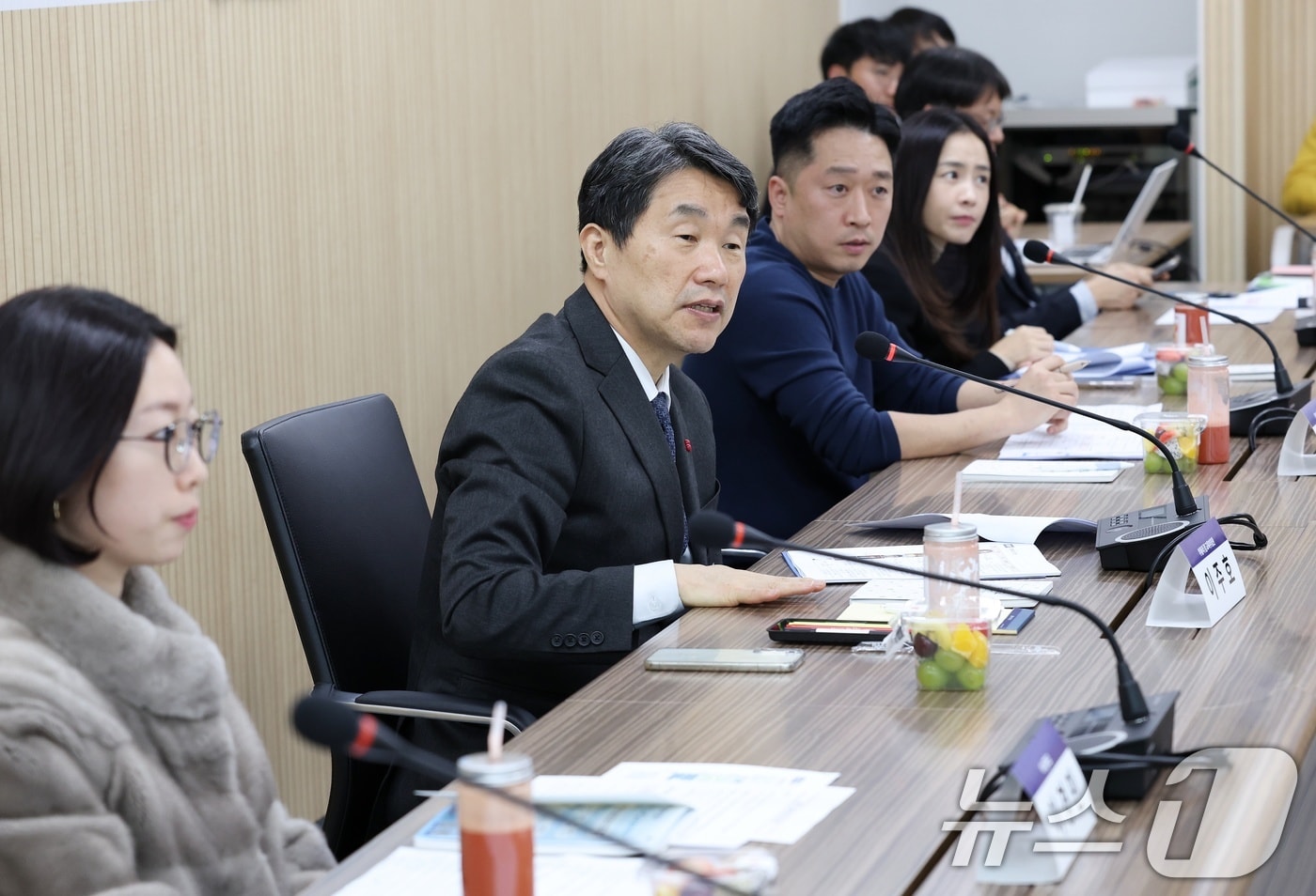 이주호 사회부총리 겸 교육부 장관이 3일 서울 영등포구 TP타워에서 'AI 디지털 교과서를 활용한 초중고 영어 수업 설계'를 주제로 열린 제61차 함께 차담회에서 인사말을 하고 있다. (교육부 제공) /뉴스1