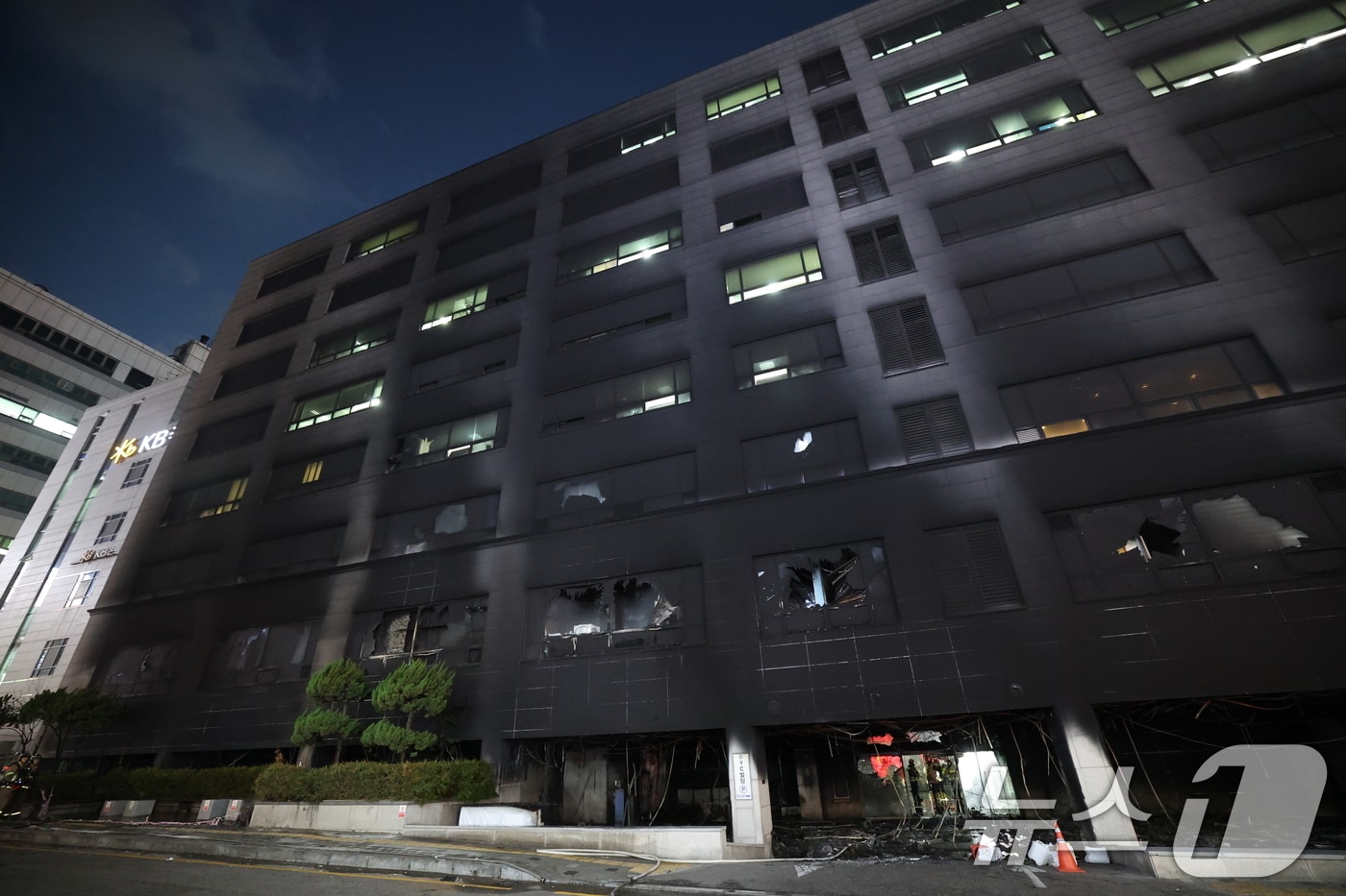 3일 오후 경기 성남시 분당구 야탑동의 8층짜리 복합건물 1층 음식점에서 화재가 발생해 건물 벽면이 새까맣게 그을려 있다. 2025.1.3/뉴스1 ⓒ News1 김영운 기자