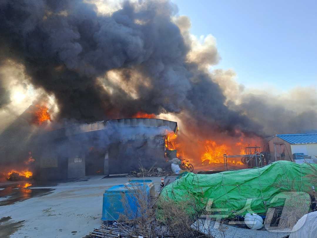 강원 고성 거진리 거진항 창고시설 화재 현장.(강원도소방본부 제공)