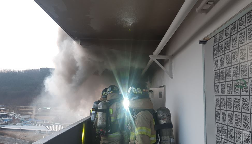 설날 아침 경북 영천의 한 아파트에서 원인을 알 수 없는 불이 나 70대 여성이 숨졌다. (경북소방본부 제공) 2025.1.29/뉴스1