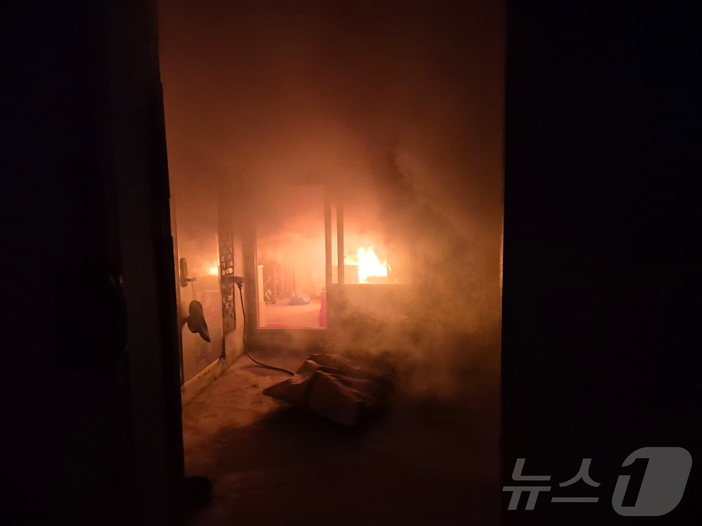 무주군 무주급 한 주택에서 30일 오전 4시 28분께 발생한 불(전북자치도소방본부 제공) 2025.1.30/뉴스1