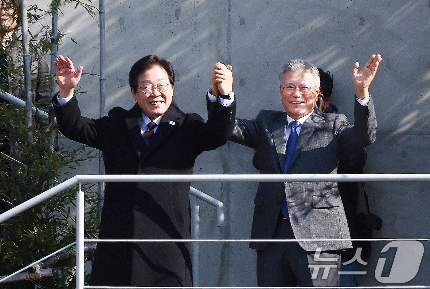 이재명 더불어민주당 대표가 30일 오후 경남 양산시 하북면 평산마을 문재인 전 대통령 사저를 방문해 문 전 대통령을 예방, 손을 맞잡고 지지자들을 향해 인사하고 있다. 2025.1.30/뉴스1 ⓒ News1 김민지 기자