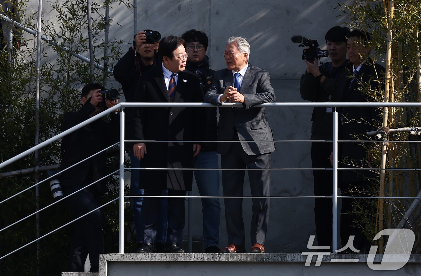 이재명 더불어민주당 대표가 30일 오후 경남 양산시 하북면 평산마을 문재인 전 대통령 사저를 방문해 문 전 대통령을 예방하고 있다. 2025.1.30/뉴스1 ⓒ News1 김민지 기자