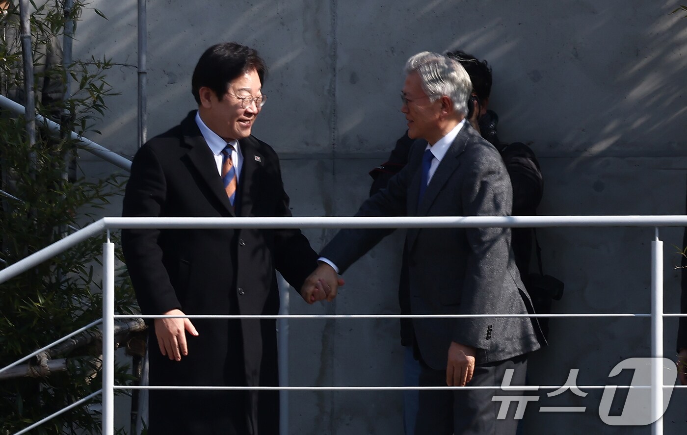 이재명 더불어민주당 대표가 30일 오후 경남 양산시 하북면 평산마을 문재인 전 대통령 사저를 방문해 문 전 대통령을 예방하고 있다. 2025.1.30/뉴스1 ⓒ News1 김민지 기자