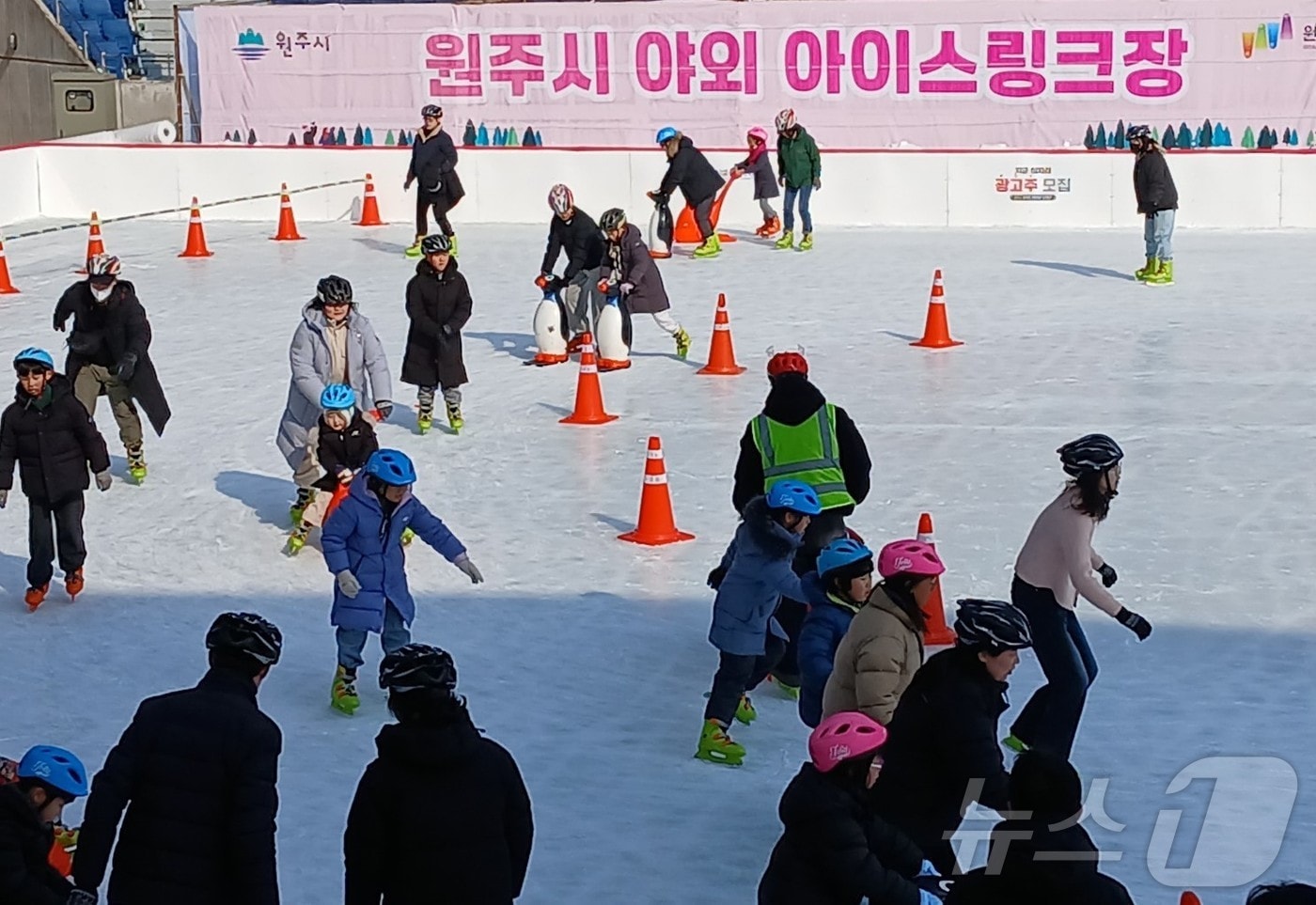 강원 원주시와 원주시시설관리공단이 작년 12월 21일부터 올해 2월 9일까지 원주댄싱공연장에 &#39;원주 야외 아이스링크&#39;를 운영하는 가운데, 설 연휴 마지막 날인 30일 낮 아이스링크가 스케이트를 타는 나들이객으로 북적이고 있다. 2025.1.30/뉴스1 ⓒ News1 신관호 기자