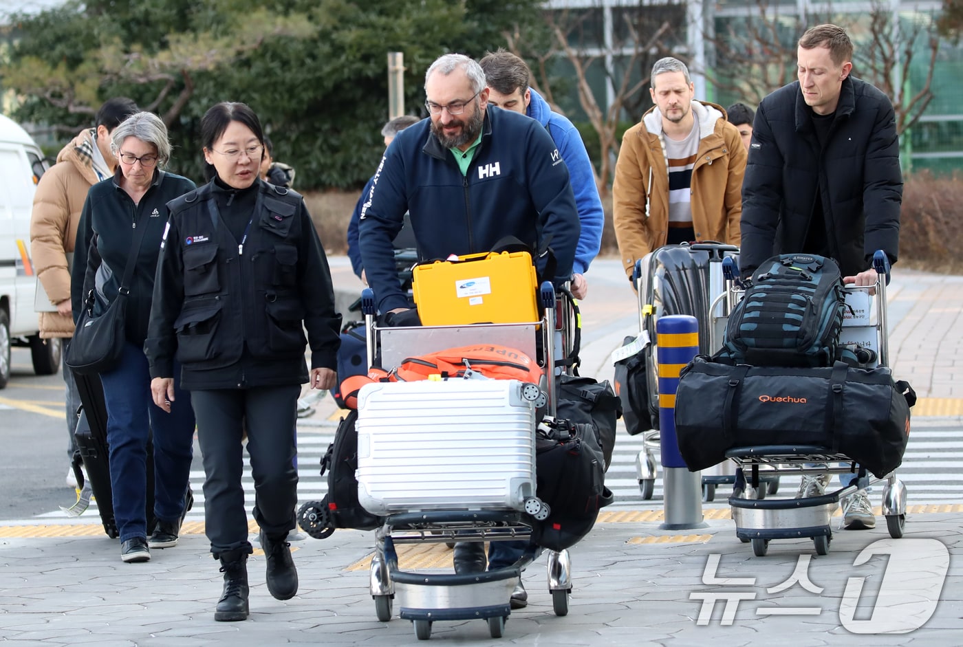프랑스 사고조사당국(BEA) 관계자들이 30일 오후 에어부산 항공기 화재 사고와 관련해 현장 조사에 참여하기 위해 부산 강서구 김해국제공항 부산지방항공청으로 들어서고 있다. 2025.1.30/뉴스1 ⓒ News1 윤일지 기자