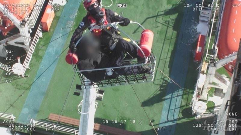 설 연휴 마지막 날인 30일 러시아 블라디보스토크에서 강원 동해항으로 입항 중이던 국제여객선 내 60대 응급환자가 발생한 가운데, 해경이 해상에서 그 환자를 헬기에 태워 긴급 이송 조치했다. (동해지방해양경찰청 제공) 2025.1.30/뉴스1