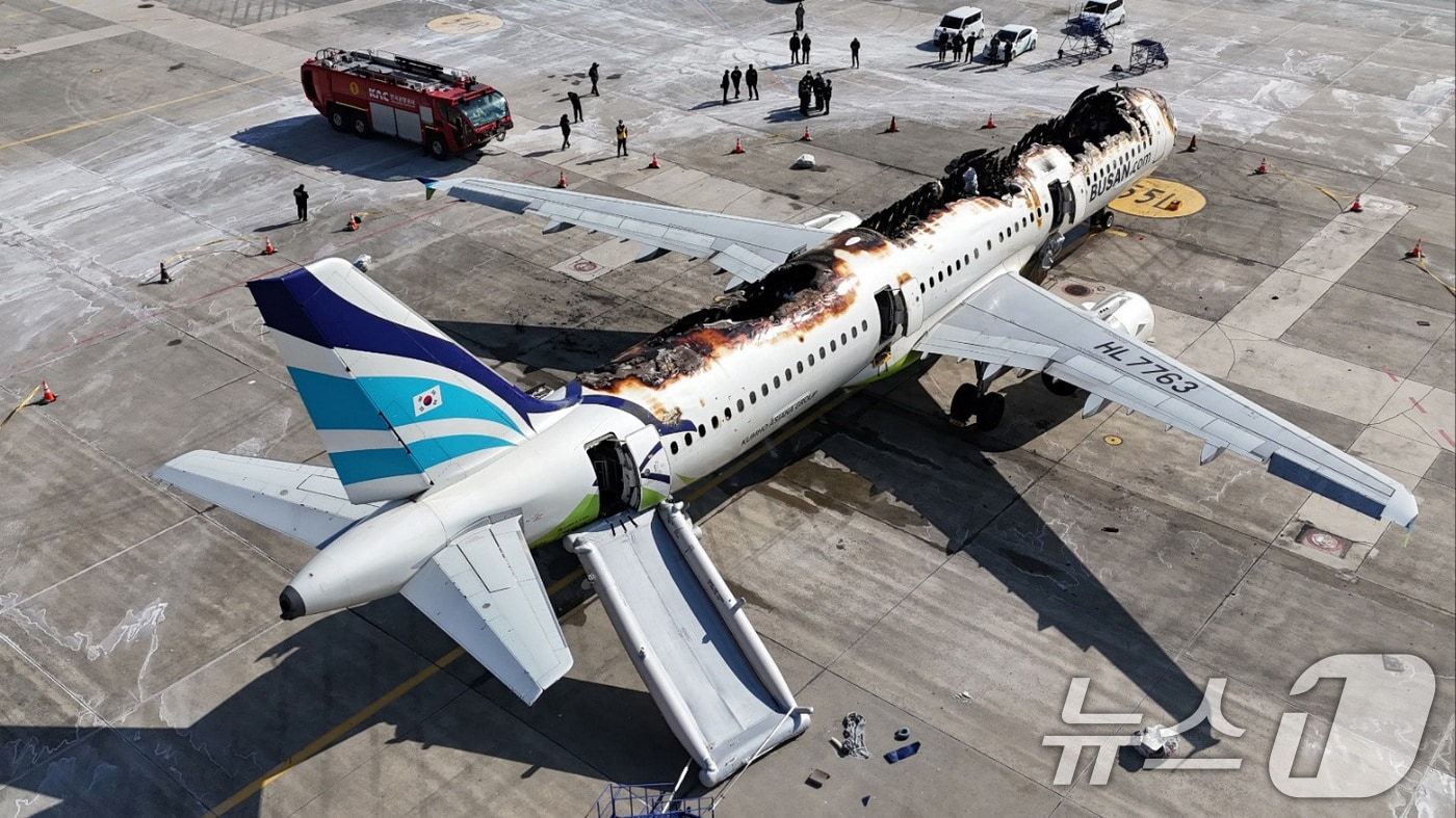 국토교통부 항공철도사고조사위원회(항철위)는 30일 프랑스 항공사고조사위원회(BEA)와 사고기 위험관리평가를 한 후에 현장 감식 일정을 결정할 것이라고 밝혔다. 안전조치 후 연료 배출이 필요하지 않으면 즉시 관계기관 및 BEA와 합동 화재감식을 진행할 예정이다. 특이사항이 없을 경우 위탁수하물 반환 조치를 시작할 예정이다. (국토교통부 항공철도사고조사위원회 제공) 2025.1.30/뉴스1