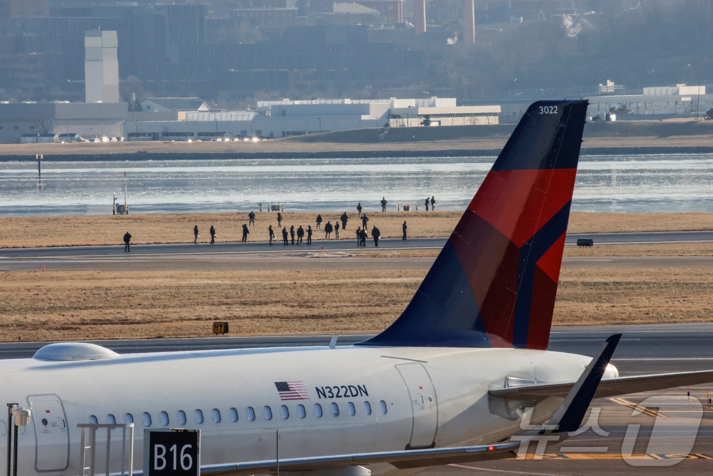 헬기와 충돌, 승객 전원 사망한 아메리칸항공, 주가 2.48%↓ - 뉴스1