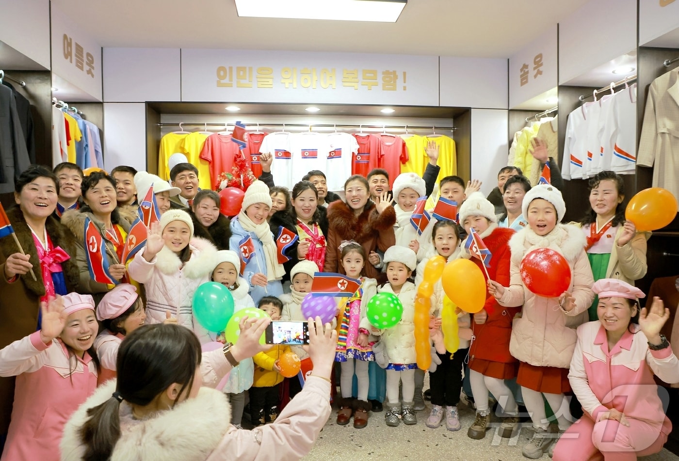 (평양 노동신문=뉴스1) = 북한 노동당 기관지 노동신문은 31일 "30일 현지에서 구성시 지방공업공장 준공식이 진행됐다＂면서 ＂어머니당의 손길 아래 나날이 인민의 이상이 꽃펴나고 있다＂고 보도했다. [국내에서만 사용가능. 재배포 금지. DB 금지. For Use Only in the Republic of Korea. Redistribution Prohibited] rodongphoto@news1.kr