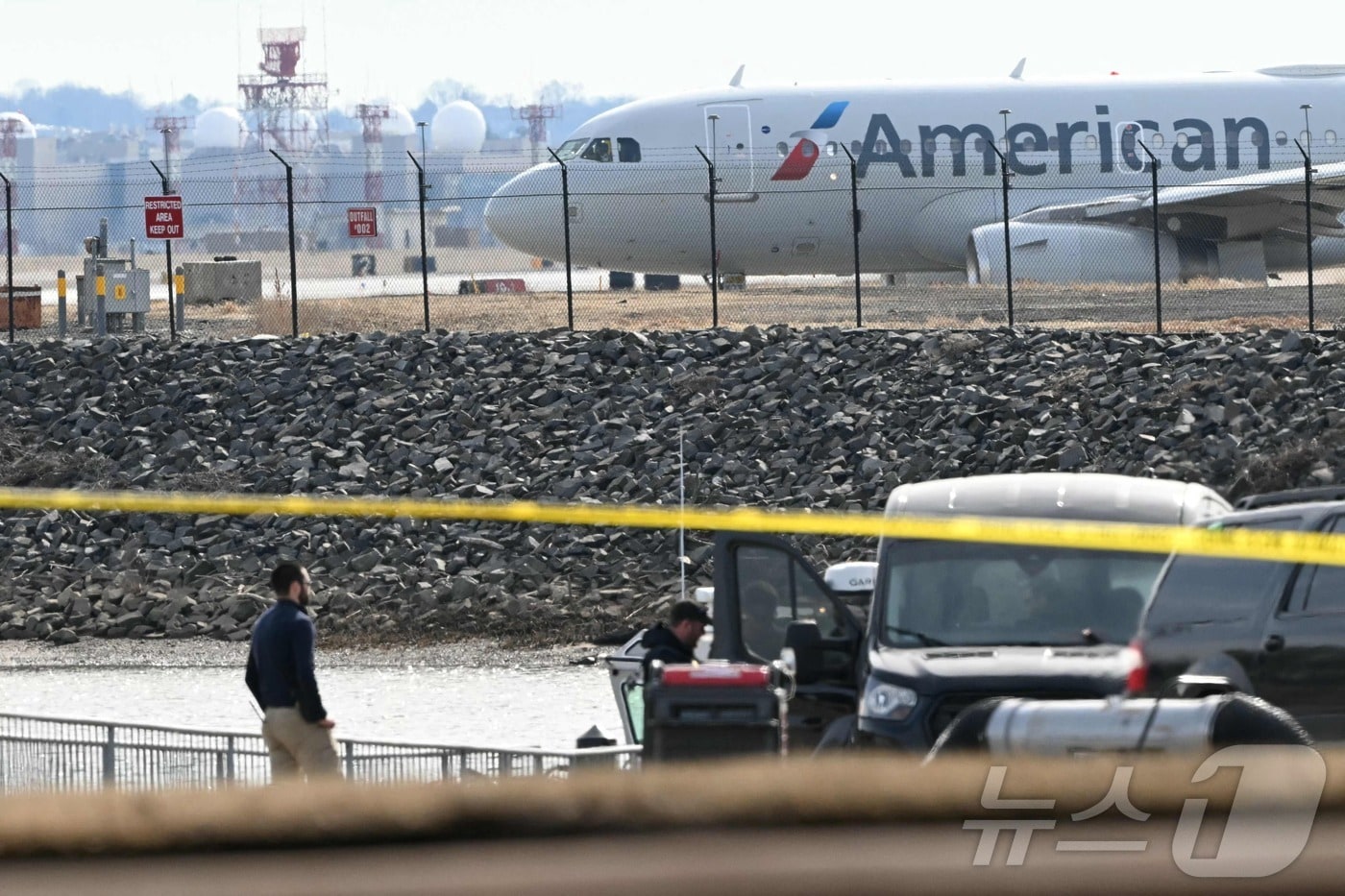 미국 워싱턴DC 인근 버지니아주 로널드 레이건 공항 주변 소형 여객기와 군용 헬기의 충돌 추락 사고 현장에서 30일(현지시간) 소방당국이 수색 및 구조 작업을 하고 있다. 2025.1.31 ⓒ AFP=뉴스1 ⓒ News1 김성진 기자