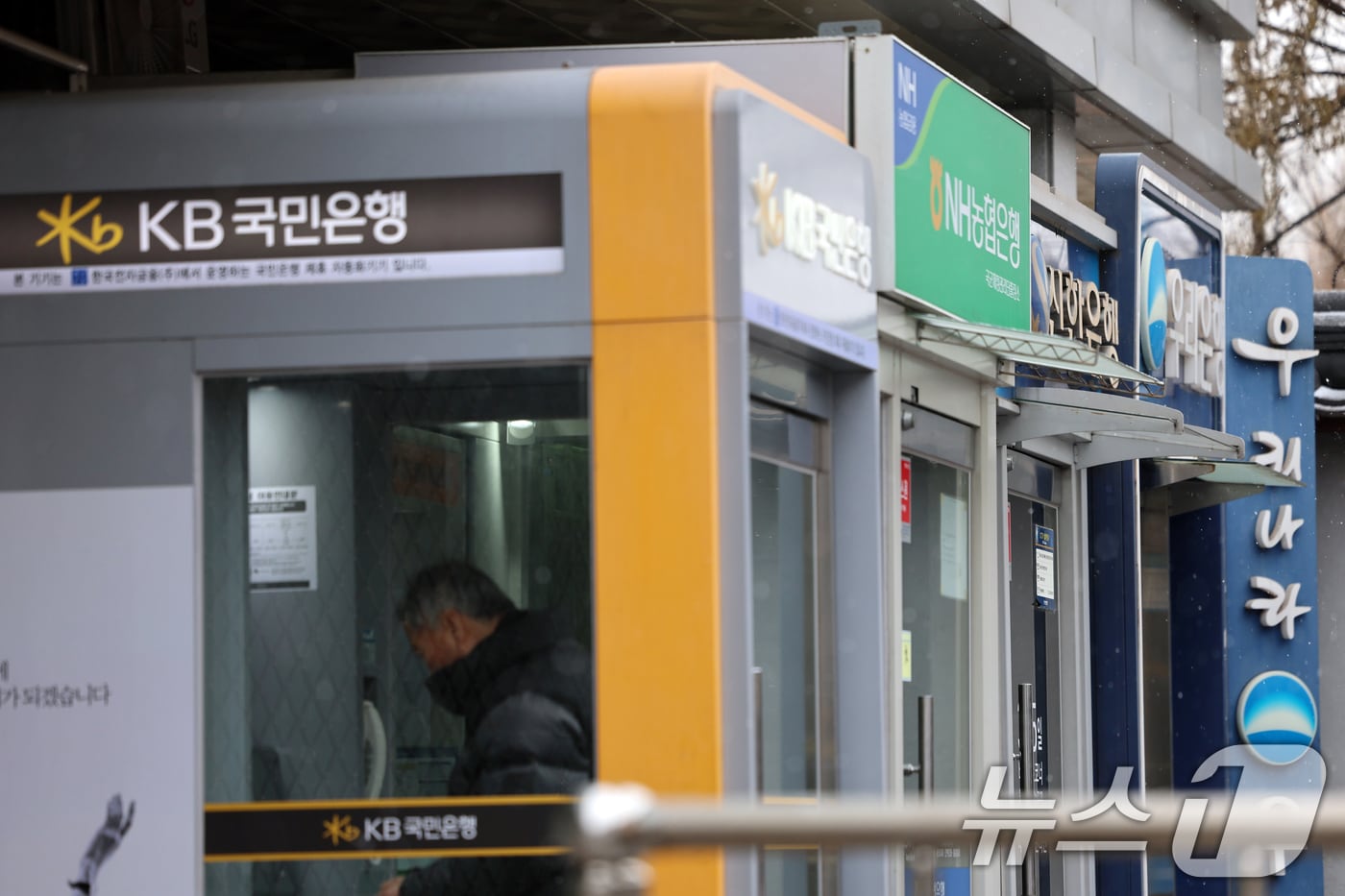 31일 서울 시내에 설치된 시중은행 ATM 기기 모습. 2025.1.31/뉴스1 ⓒ News1 황기선 기자