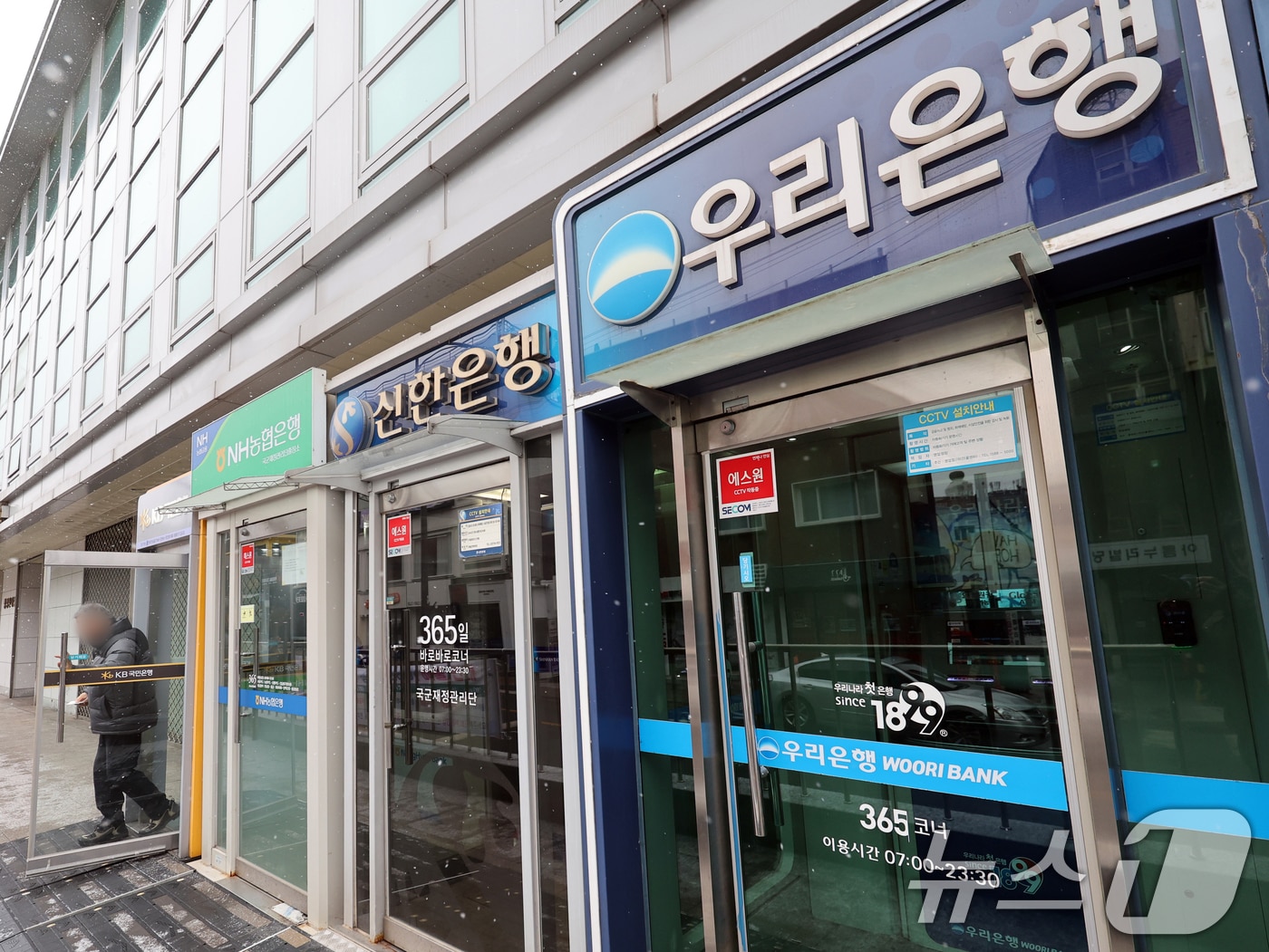 저출생 극복 상품 늘리는 금융권…다자녀 대출·예금 우대금리 썸네일