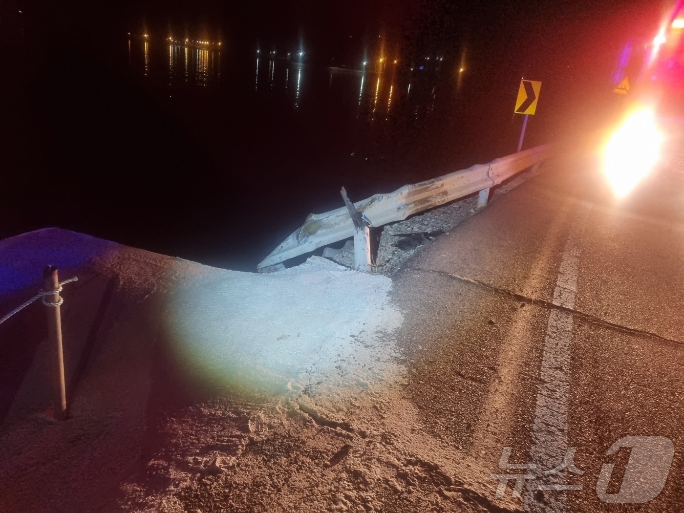 31일 오후 10시 20분쯤 전남 고흥군 금산면 한 해안가에서 승용차가 가드레일을 들이받은 뒤 바다로 추락해 있다.(여수해경 제공)2025.1.31/뉴스1