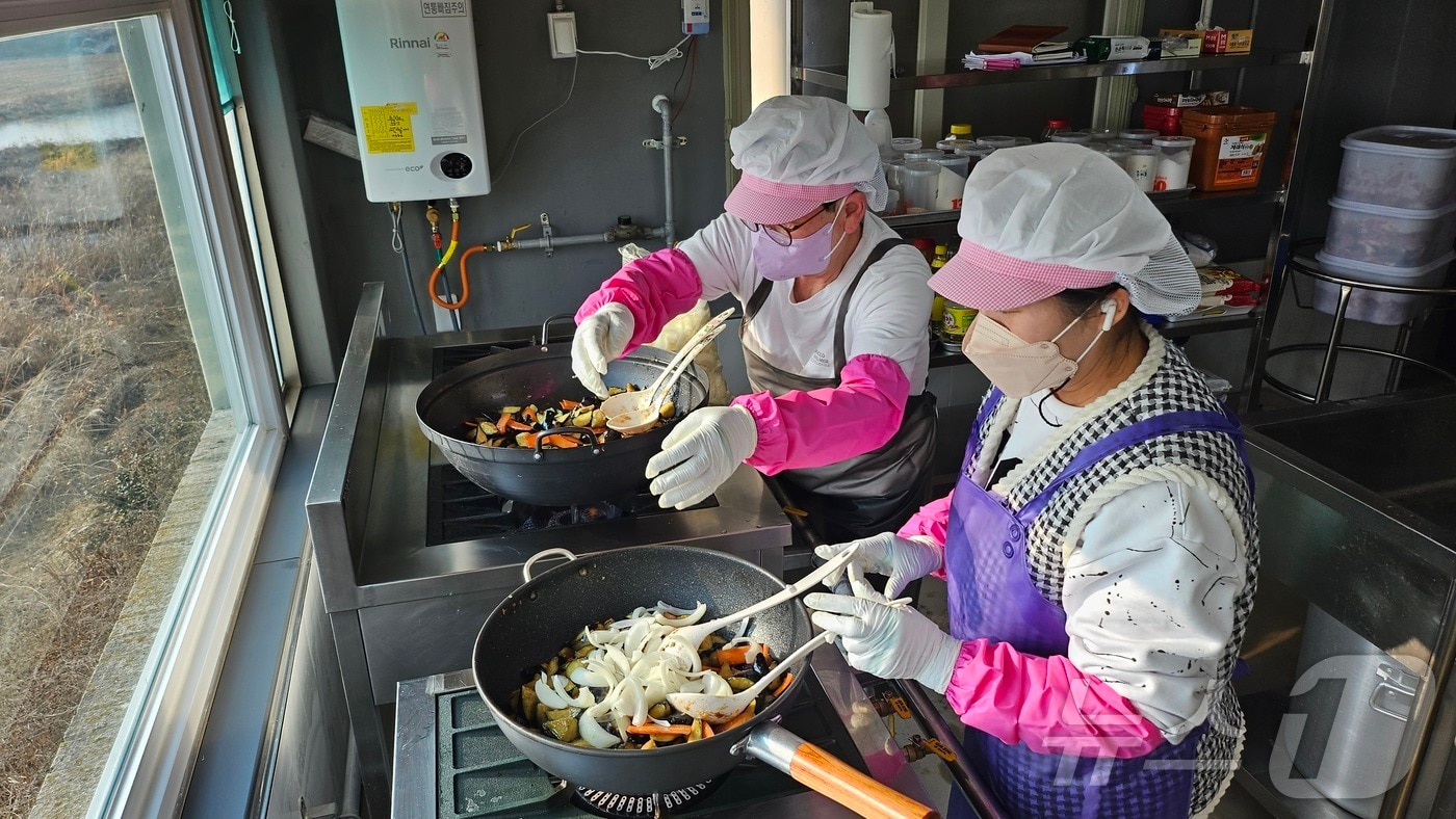 '마카다 푸짐찬'에서 취약계층을 위한 반찬을 만들고 있다(의성군 제공)2025.1.31/뉴스1